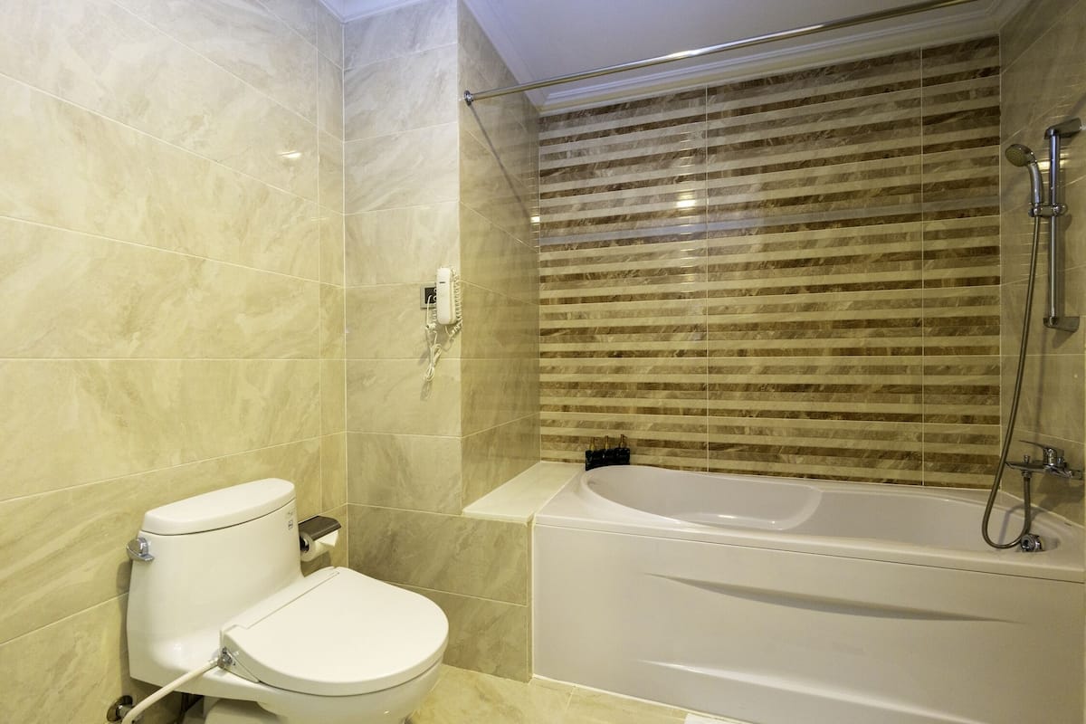deluxe king sea view | bathroom | combined shower/bathtub, deep-soaking bathtub, designer toiletries