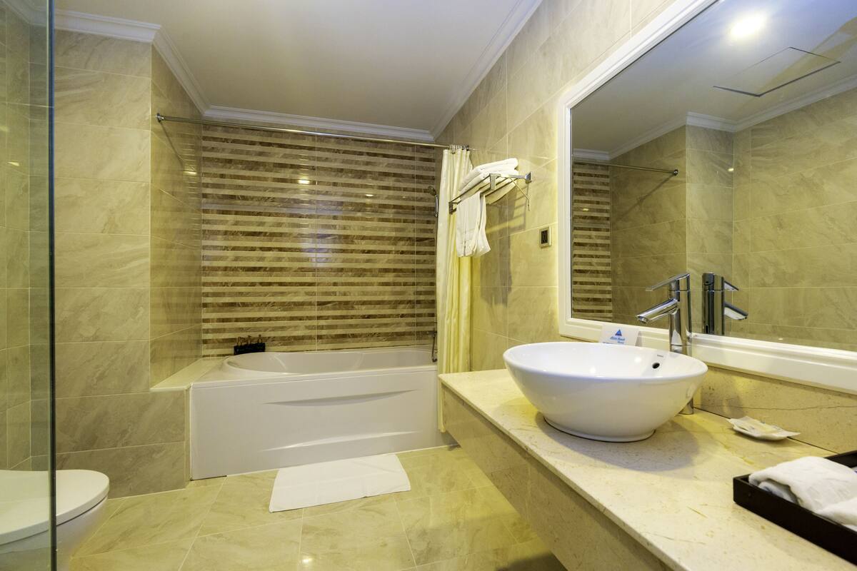 suite king sea view | premium bedding, minibar, in-room safe, desk