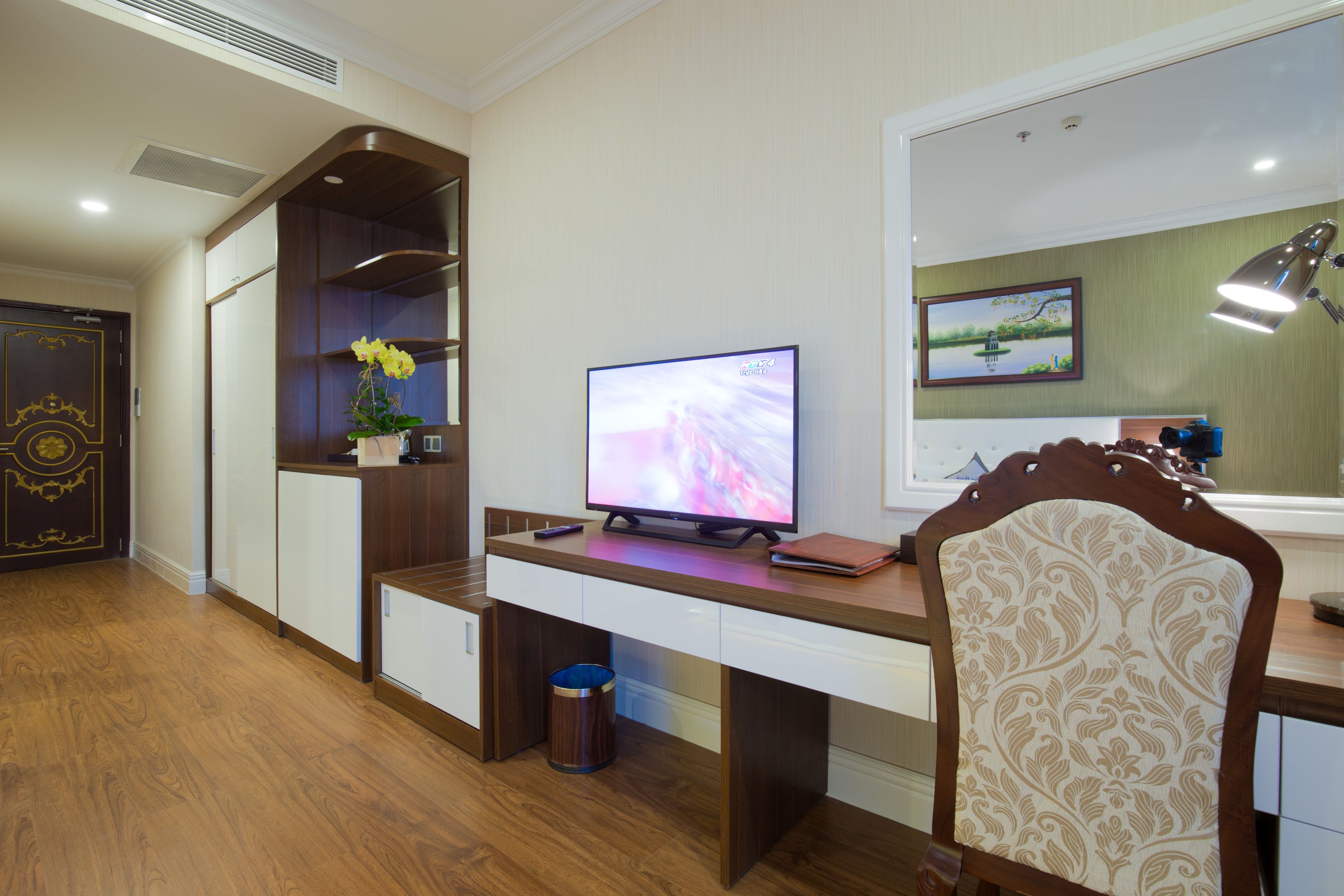deluxe king garden view | premium bedding, minibar, in-room safe, desk