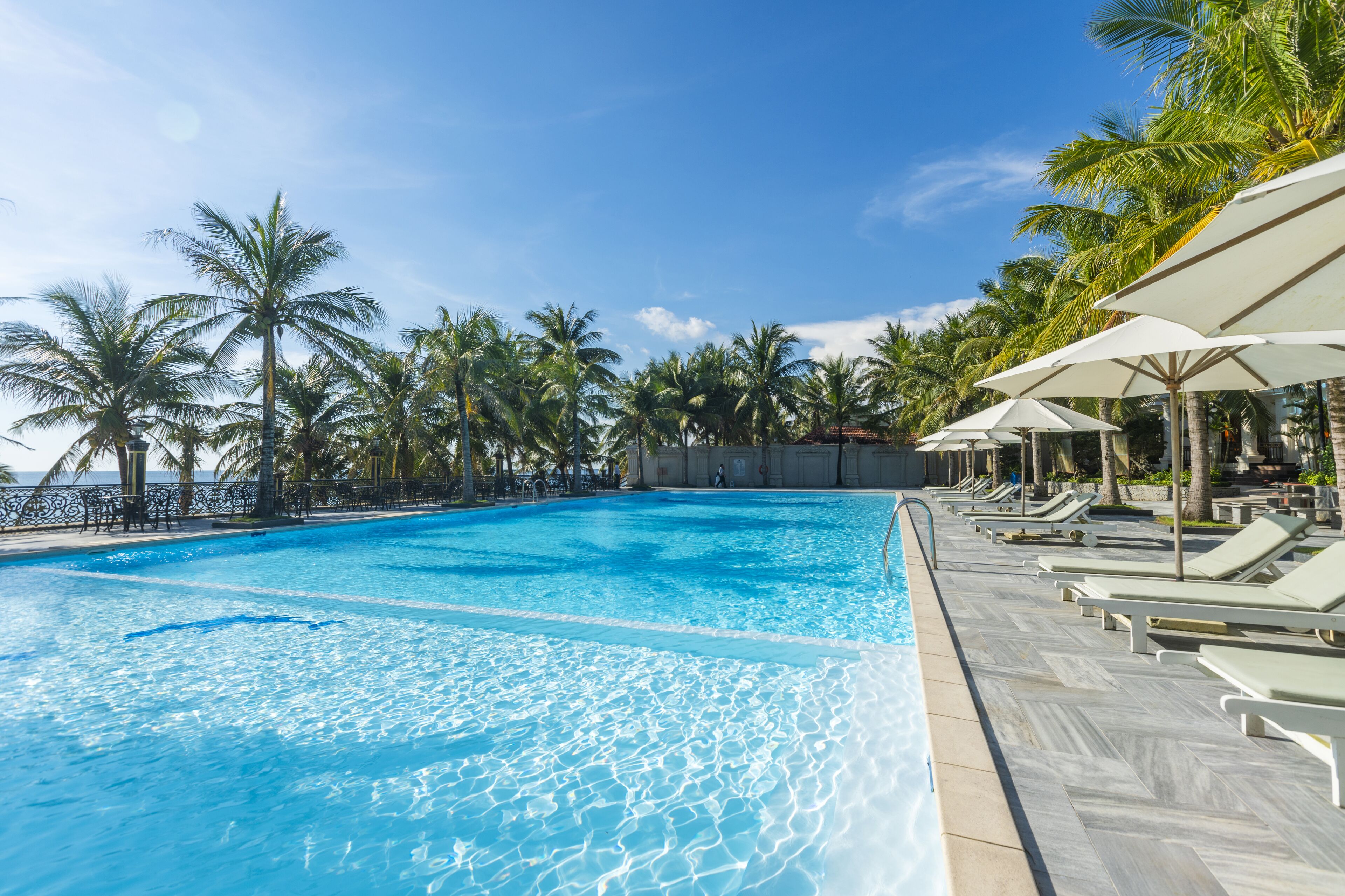 Utendørsbasseng, bassengparasoller og solsenger