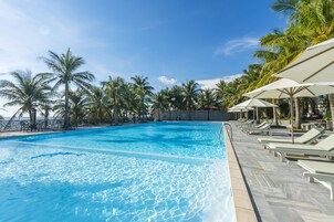 室外游泳池，池畔遮阳伞，日光浴躺椅