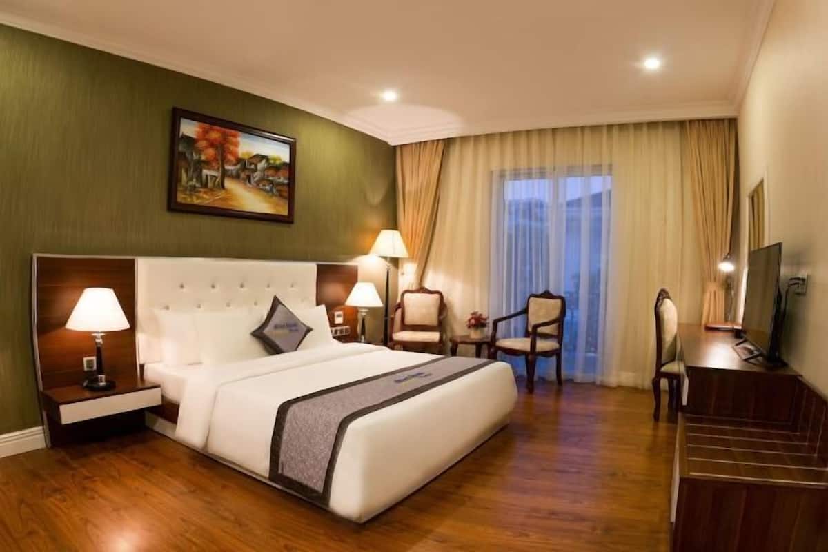 Premium bedding, minibar, in-room safe, desk
