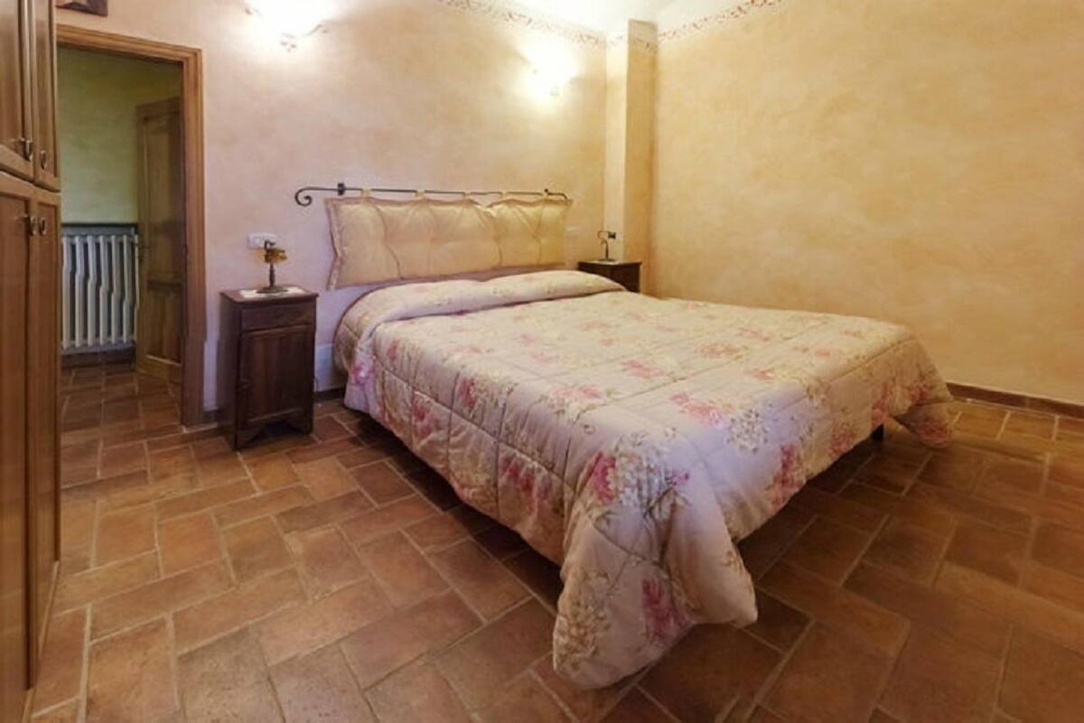 Desk, free cots/infant beds, free WiFi, bed sheets
