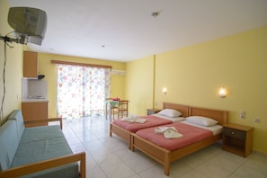 Studio, Multiple Beds, Accessible, Smoking | Desk, free cribs/infant beds