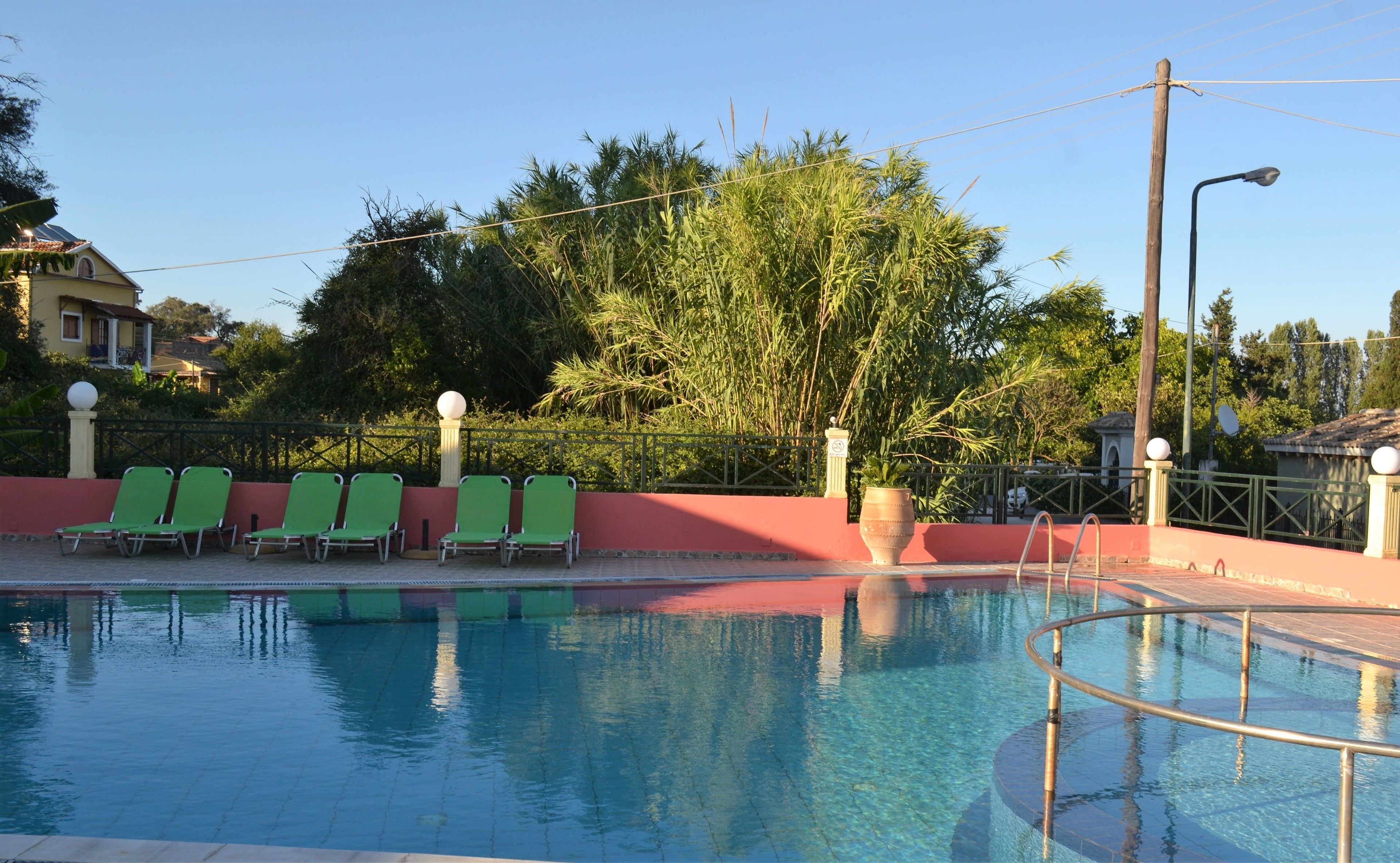 季节性开放的室外游泳池