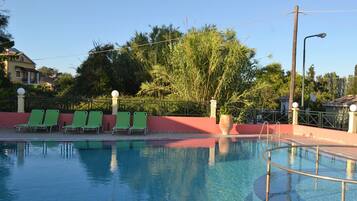 季节性开放的室外游泳池