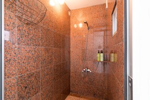 Habitación con 2 camas individuales, baño compartido | Ducha del cuarto de baño