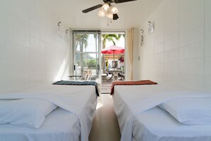 Habitación con 2 camas individuales, baño compartido | Caja de seguridad en la habitación, wifi gratis y ropa de cama 