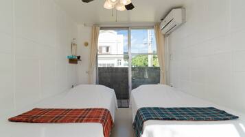 Værelse med 2 enkeltsenge - fælles badeværelse | Pengeskab på værelset, gratis Wi-Fi, sengetøj