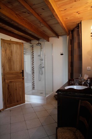Chambre familiale (Toulouse) | Douche de la salle de bain