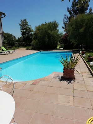 Una piscina al aire libre de temporada