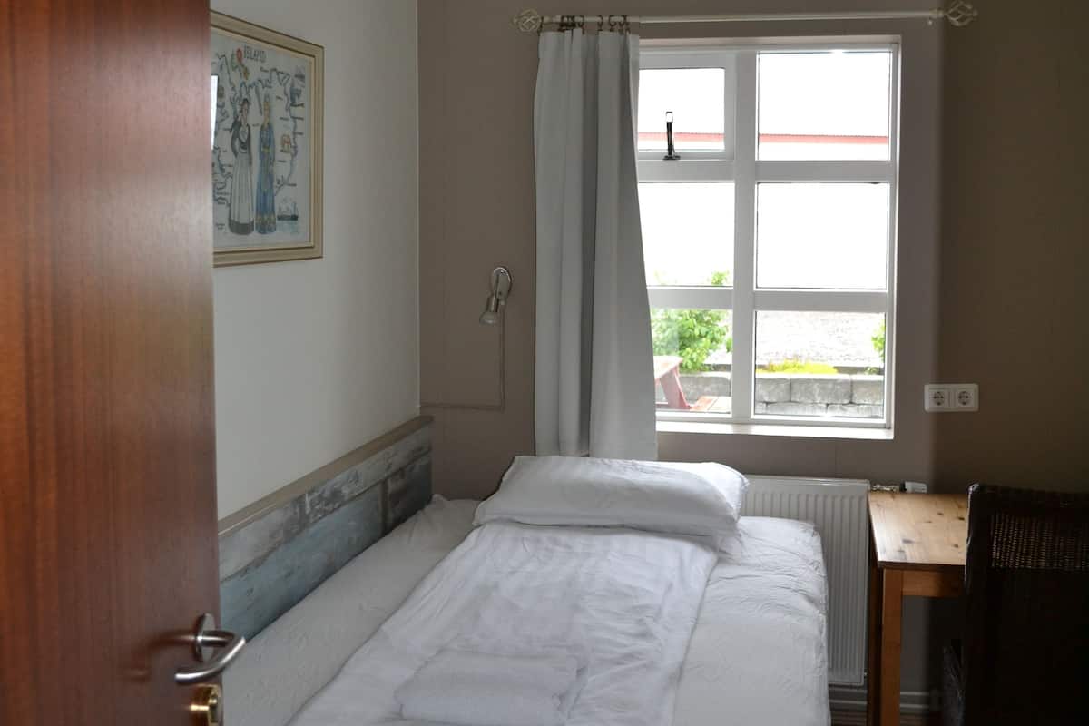 Single Room, Shared Bathroom | Free WiFi, bed sheets