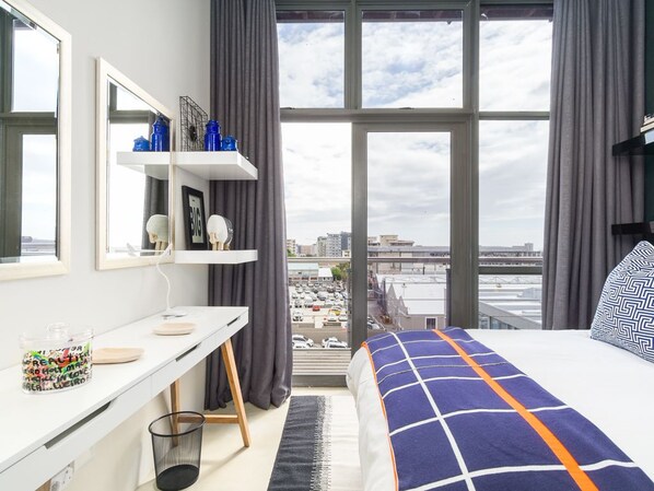 Premium bedding, desk, iron/ironing board, free WiFi