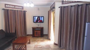 Familienzimmer, Bergblick | Wohnbereich | 32-Zoll-LCD-Fernseher mit Satellitenempfang, Fernseher