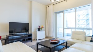 Apartment, 2 Bedrooms (No. 411) | Ruang tamu | TV LCD 