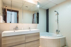Appartement, 2 slaapkamers (No. 411) | Badkamer | Een bad/douchecombinatie, gratis toiletartikelen, een haardroger