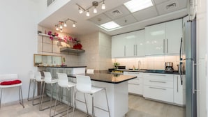 Apartment, 2 Bedrooms (No. 411) | Dapur peribadi | Peti sejuk, ketuhar gelombang mikro, ketuhar, cerek elektrik 