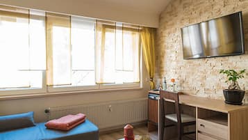 Sábanas de algodón egipcio y caja de seguridad en la habitación