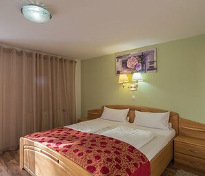 Kahden hengen huone | Egyptinpuuvillaiset lakanat, tallelokero huoneessa