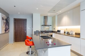 Apartment, 2 Bedrooms (No. 414) | Private kitchen - Deluxe Holiday Homes - Marina Gate (Dubai)