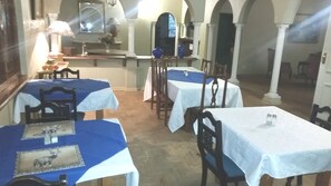Daily cooked-to-order breakfast (ZAR 130.00 per person)