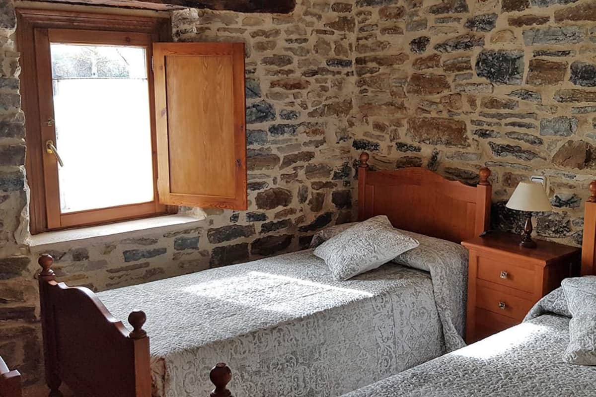Double Room | WiFi (free), bed sheets