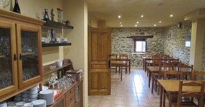 供應午餐和晚餐,當地和國際料理