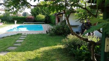 Een seizoensgebonden buitenzwembad