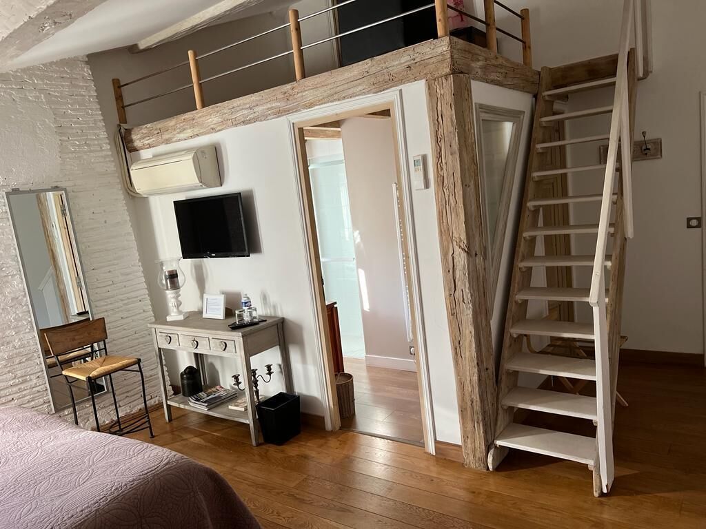 Habitación doble (Antoinette) | Baño | Ducha, artículos de higiene personal gratuitos y secador de pelo