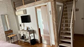 Tweepersoonskamer (Antoinette) | Badkamer | Een douche, gratis toiletartikelen, een haardroger, handdoeken