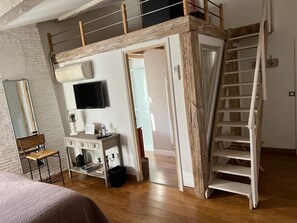 Quarto casal (Antoinette) | Banheiro | Chuveiro, produtos de toalete grátis, secador de cabelo