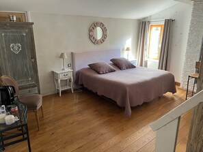 Double Room (Antoinette) | Desk, soundproofing, iron/ironing board, free cribs/infant beds