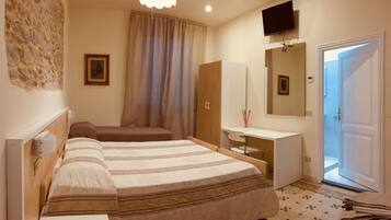 Kamar Double atau Twin | Meja kerja, tirai kedap cahaya, setrika/meja setrika, dan Wi-Fi gratis