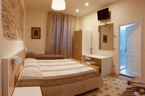 Bureau, rideaux occultants, fer et planche à repasser, Wi-Fi gratuit