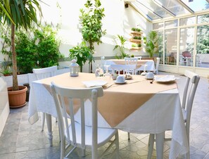 Petit déjeuner composé de spécialités régionales (8 EUR par personne)