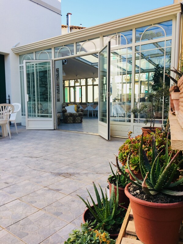 المنشأة من الخارج