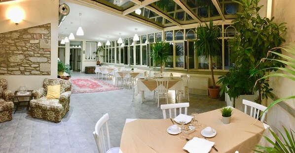 Petit déjeuner composé de spécialités régionales (8 EUR par personne)