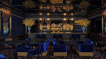 2 bars/lounges, cocktail bar