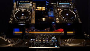 A Pioneer DJ turntable setup with a bar in the background. - L’Escape, a Luxury Collection Hotel, Seoul Myeongdong (Seoul)