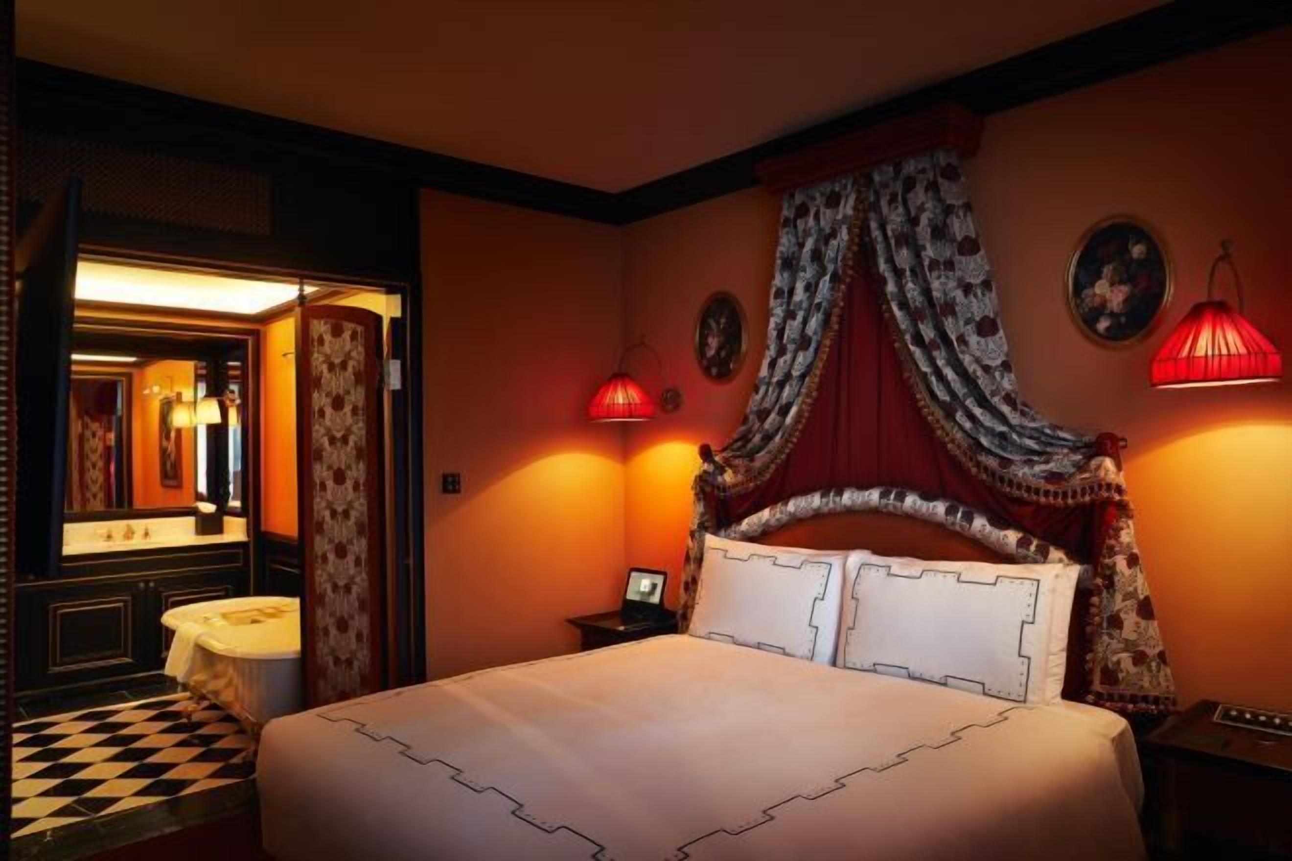 Luxe beddengoed, een gratis minibar, een kluis op de kamer, een bureau