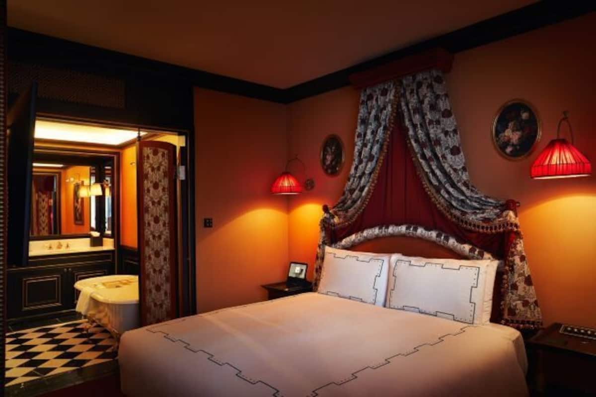 Premium bedding, free minibar, in-room safe, desk