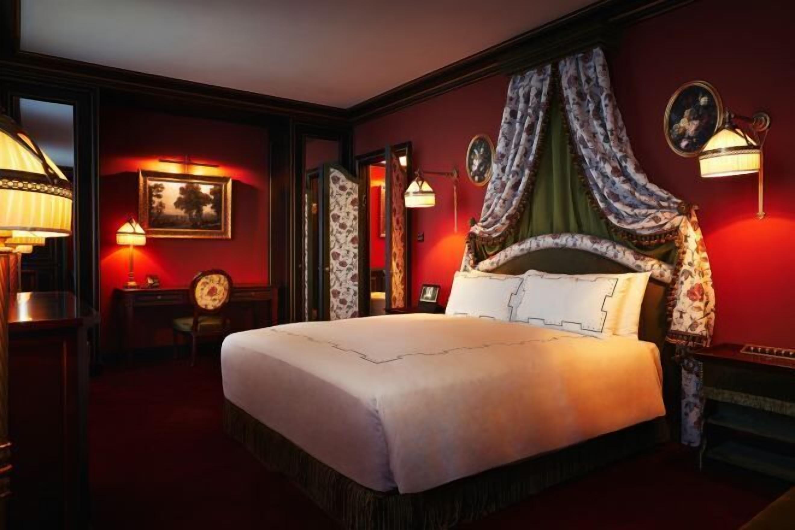 Luxe beddengoed, een gratis minibar, een kluis op de kamer, een bureau