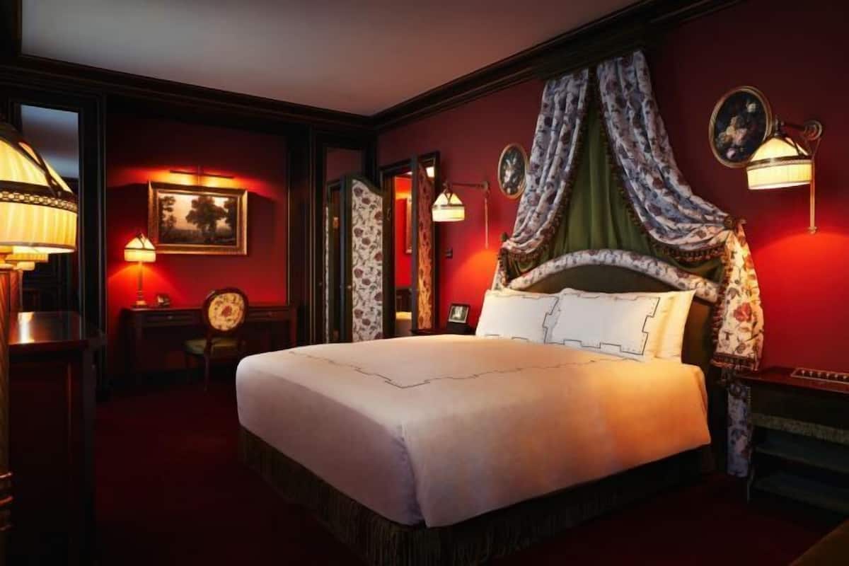 Premium bedding, free minibar, in-room safe, desk