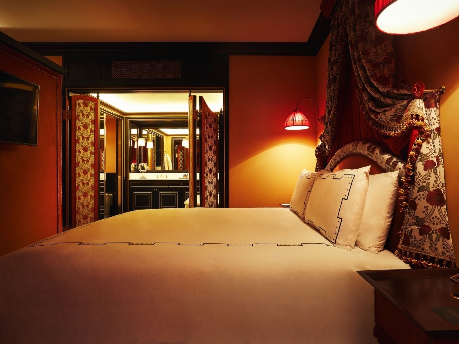 Amour, Guest Room, 1 King, City View | 高級寢具、迷你吧贈品、房內夾萬、遮光窗簾/窗簾