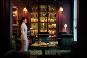 Free minibar, in-room safe, desk, laptop workspace - L’Escape, a Luxury Collection Hotel, Seoul Myeongdong (Seoul)