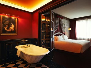 Atelier Jr. Suite, Junior Suite, 1 King Bed, City View, La Maison Boutique for 2 | 浴室 | 吹风机、浴袍、拖鞋、坐浴桶