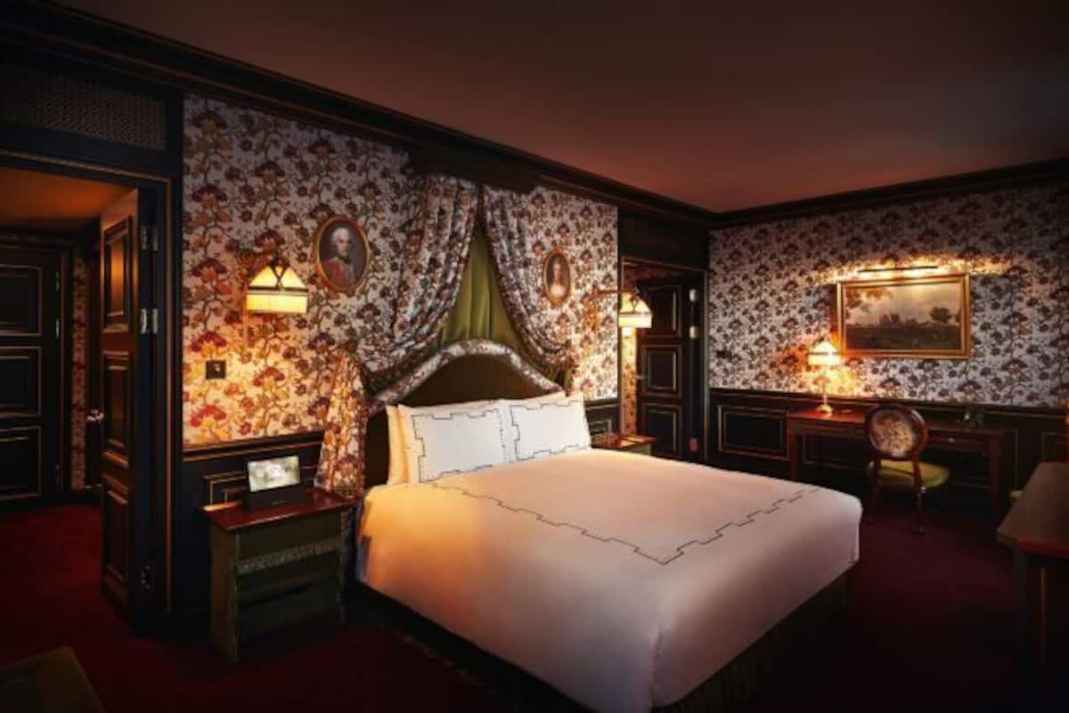 Premium bedding, free minibar, in-room safe, desk