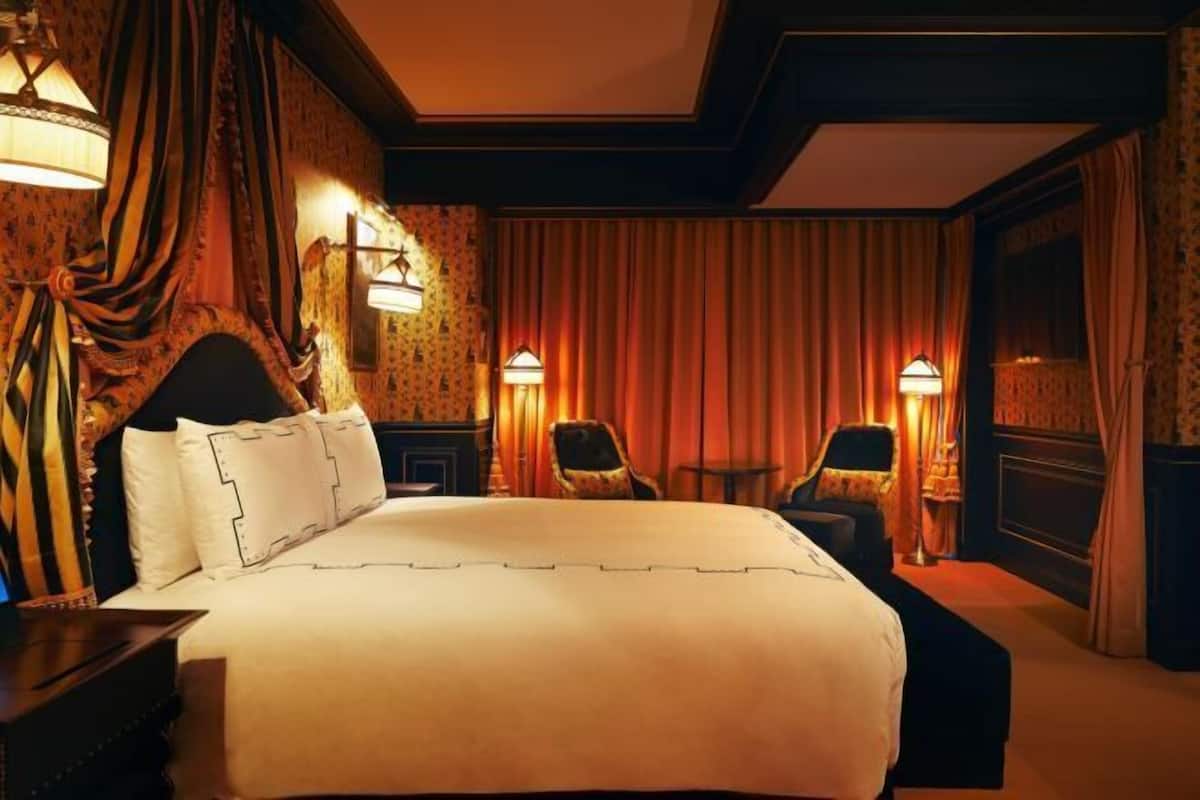 Premium bedding, free minibar, in-room safe, desk