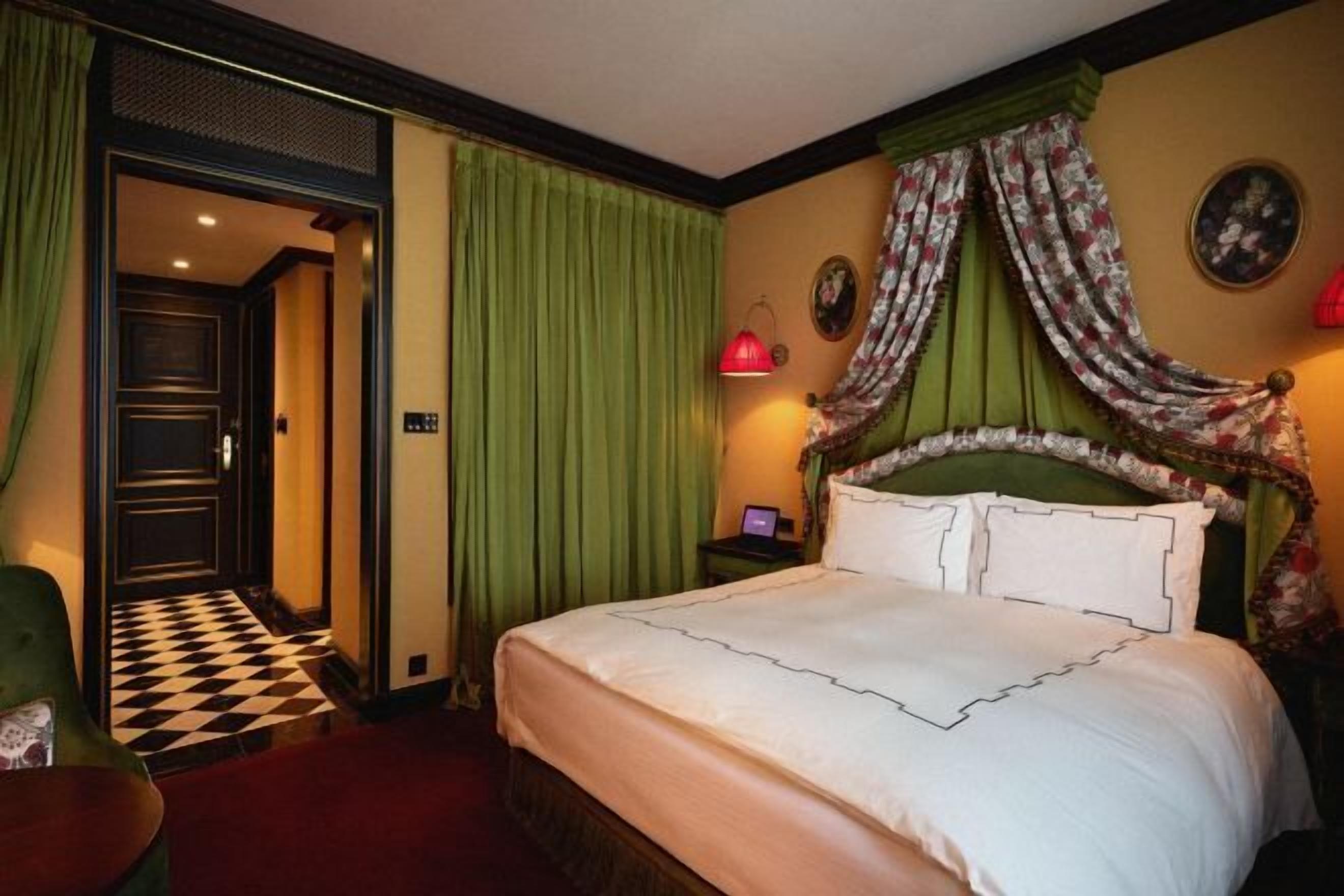 Luxe beddengoed, een gratis minibar, een kluis op de kamer, een bureau