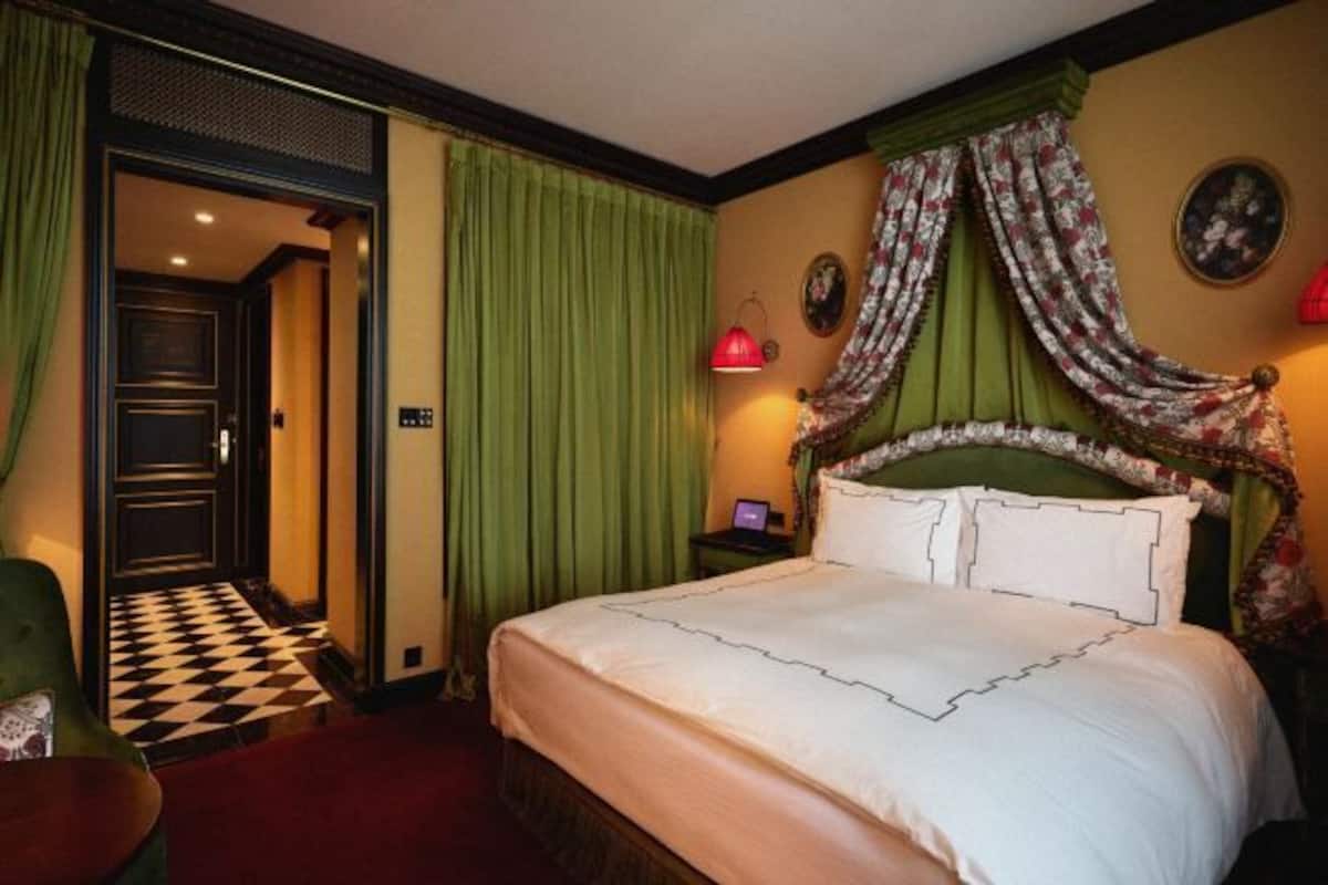 Premium bedding, free minibar, in-room safe, desk